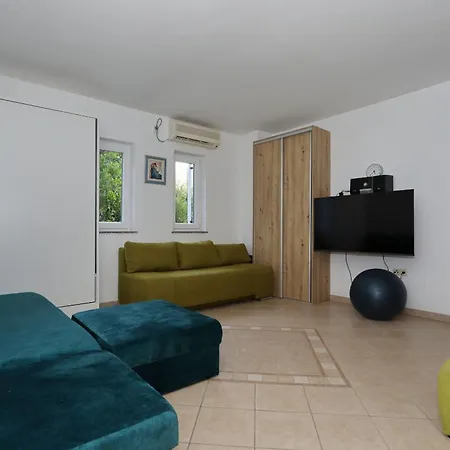 Mare 9 Cozy Two Bedroom With Garden דירה פטרצ'אנה