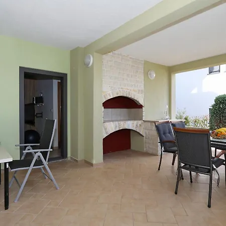 Mare 9 Cozy Two Bedroom With Garden דירה *