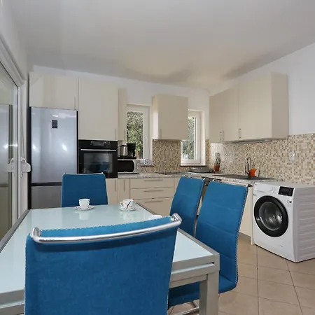 Mare 9 Cozy Two Bedroom With Garden דירה *