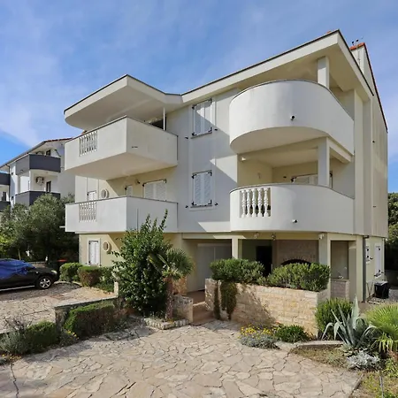 Mare 9 Cozy Two Bedroom With Garden * Petrčane