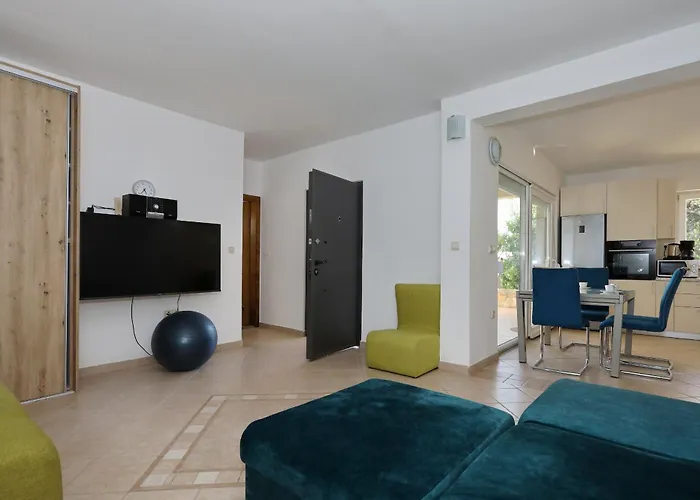 Apartman Mare 9 Cozy Two Bedroom With Garden *
