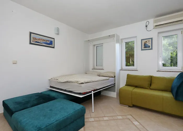 Apartman Mare 9 Cozy Two Bedroom With Garden Petrčane