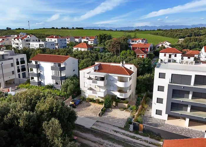 Mare 9 Cozy Two Bedroom With Garden * Petrčane