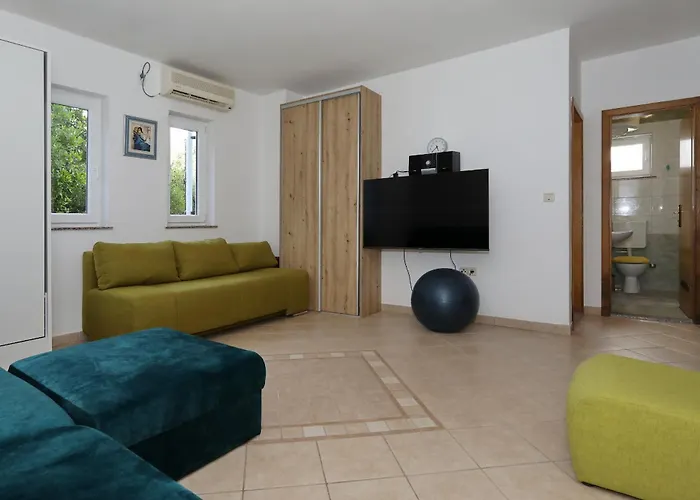 Apartman Mare 9 Cozy Two Bedroom With Garden Petrčane