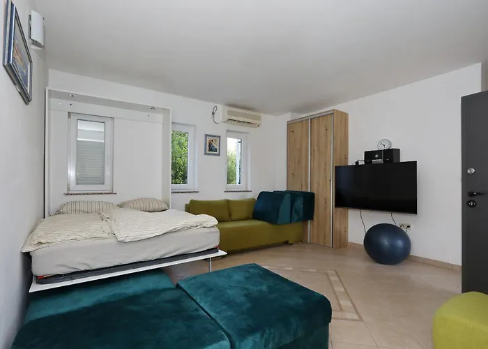 Mare 9 Cozy Two Bedroom With Garden