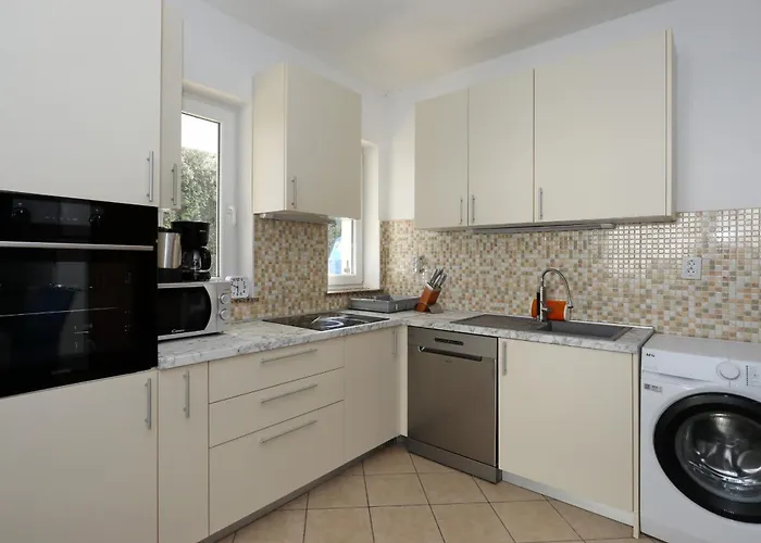 Mare 9 Cozy Two Bedroom With Garden Петрчане