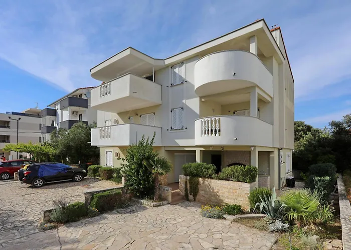 Mare 9 Cozy Two Bedroom With Garden * Petrčane
