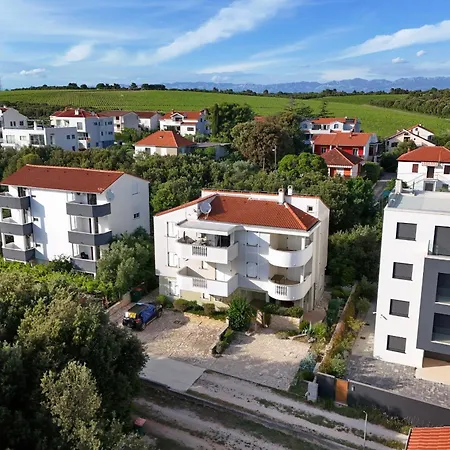 Mare 9 Cozy Two Bedroom With Garden * 돈제페트레케인