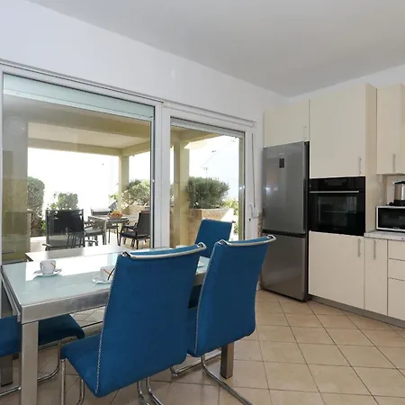 Mare 9 Cozy Two Bedroom With Garden 돈제페트레케인