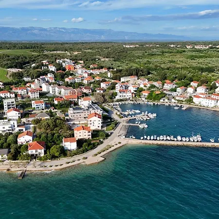 Mare 9 Cozy With Garden Apartment Petrčane