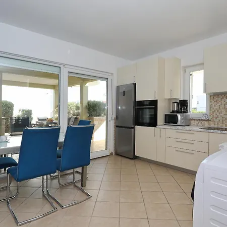 Mare 9 Cozy Two Bedroom With Garden 돈제페트레케인