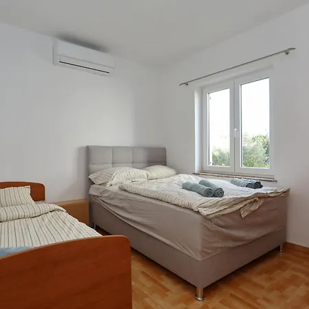 Apartment Mare 9 Cozy With Garden Petrčane