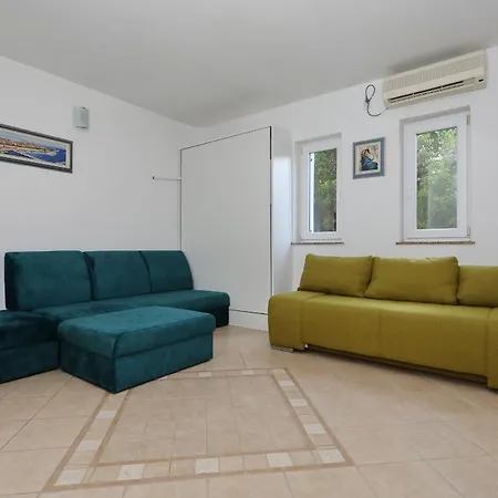 Mare 9 Cozy With Garden Apartment Petrčane