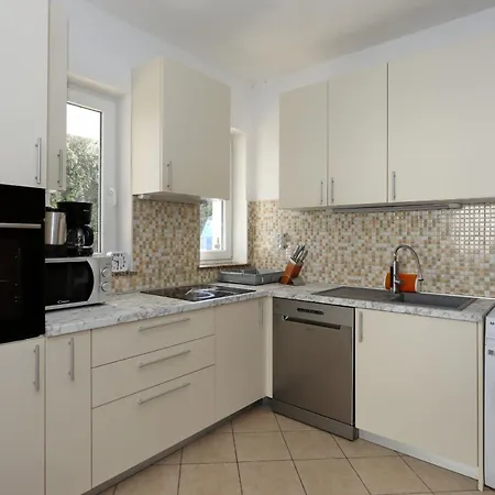 Mare 9 Cozy Two Bedroom With Garden 돈제페트레케인