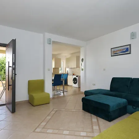 Apartment Mare 9 Cozy With Garden Petrčane