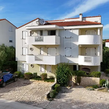 Mare 9 Cozy With Garden Apartment Petrčane