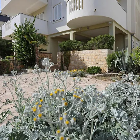 Mare 9 Cozy With Garden Petrčane