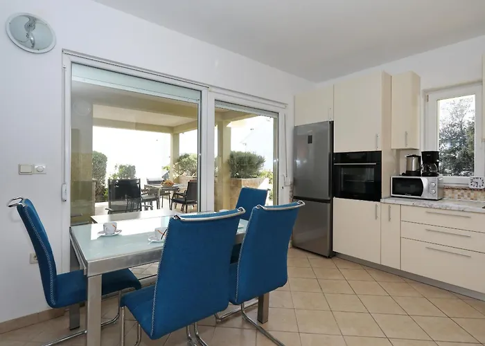 Mare 9 Cozy Two Bedroom With Garden 돈제페트레케인
