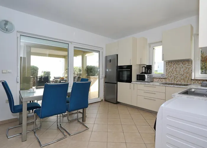 Mare 9 Cozy Two Bedroom With Garden 돈제페트레케인